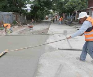 En la colonia Hato de Enmedio se realiza la pavimentación de una calle vehicular con ayuda del personal de Insep.