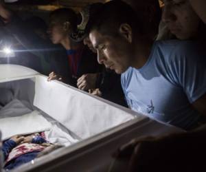 'Los niños estaban muy enfermos antes de ser entregados a la patrulla fronteriza. El padre de la niña dijo que no había sido culpa de ellos, que él no le había dado agua en días', agregó Trump. Foto: AP