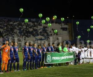 Jugadores de Motagua y Olimpia posan en honor al Chapecoense de Brasil. Foto: David Romero / El Heraldo.