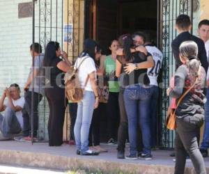 Entre lágrimas y llantos despiden a estudiantes. Foto Estalin Irías