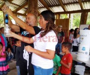 A los pobladores se les brindó una capacitación sobre el uso de los filtros de agua y el beneficio del consumo de agua limpia.