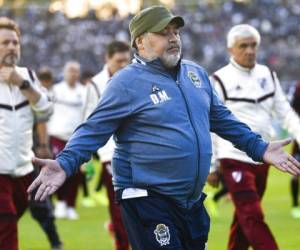 Diego Maradona, técnico del club Gimnasia La Plata, muestra su inconformidad al medio tiempo del partido por la liga argentina frente a River Plate, en el estadio Juan Carmelo Zerillo. Foto: AP.