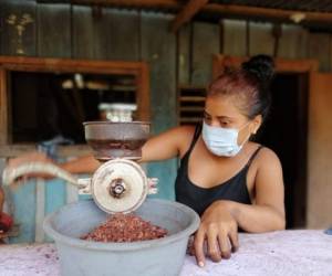 Actualmente existen un total de 28 mujeres organizadas que transforman el cacao en barras de chocolate, beneficiando con ellos a más de 160 familias y generando ingresos superiores a los 600,000 lempiras.