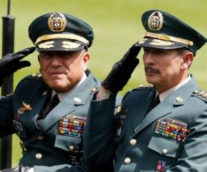 En esta fotografía de archivo del 17 de diciembre de 2018, el comandante del Ejército, general Nicacio Martínez Espinel, a la derecha, saluda durante una ceremonia de juramentación de los nuevos comandantes militares y policiales, en Bogotá, Colombia. Foto: AP / Fernando Vergara, Archivo