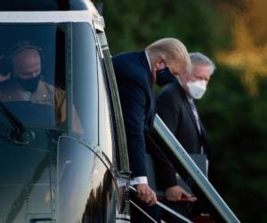 El mandatario salió caminando de la Casa Blanca, vestido con traje y corbata. Fotos: AFP.