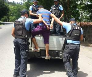 Acción de la Policía Nacional dando captura a una persona con orden judicial vigente.