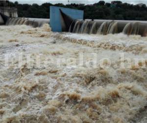 El desborde de Los laureles está dejando altos niveles de agua en el río Choluteca (Foto: Mario Urrutia/ El Heraldo Honduras/ Noticias de Honduras)