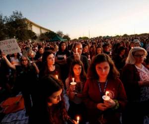 Miles de personas sostienen velas durante una vigilia para las víctimas del tiroteo Marjory Stoneman Douglas High School en Parkland, Florida. Foto: AFP