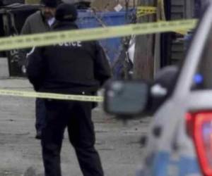 En el poblado de La Estanzuela, perteneciente al municipio de Tepalcatepec del estado de Michoacán, fueron hallados los cadáveres de cinco hombres con impactos de bala así como heridas producidas por un objeto cortopunzante, informó en un comunicado la Fiscalía General de ese estado.