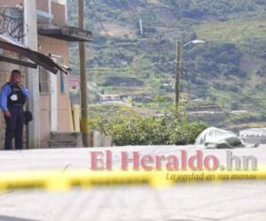 El cadáver de la víctima quedó tendido en medio de la calle y las personas que estaban en la zona buscaron una manta para taparlo. Foto: Alex Pérez | EL HERALDO.