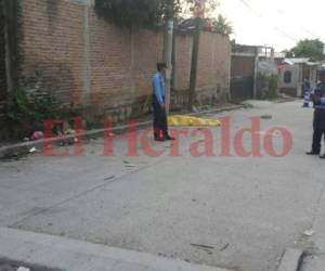 El cuerpo quedó tendido en la calle de la colonia. Foto: Stalin Irías/EL HERALDO