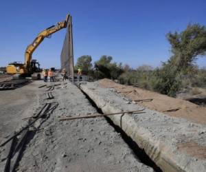 En esta fotografía de archivo del 10 de septiembre de 2019, contratistas gubernamentales erigen una sección del muro fronterizo financiado por el Pentágono cerca del río Colorado, en Yuma, Arizona. (AP Foto/Matt York, Archivo).