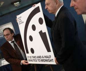 Este reloj, una metáfora de lo cerca que está la humanidad de destruir el planeta, había cambiado por última vez en 2015. Foto: AFP