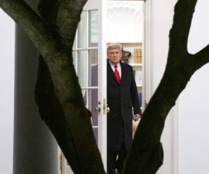 El presidente de Estados Unidos, Donald Trump, sale de la Oficina Oval para embarcar en el Marine One en el South Lawn de la Casa Blanca, en Washington, para un breve viaje a la Base Andrews de la Fuerza Aérea y luego a Dalton, Georgia, para un mítin. Foto: AP.