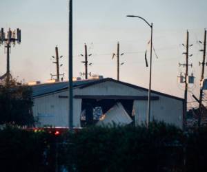 Autoridades de rescate después de una explosión en un negocio de fabricación del noroeste de Houston, Texas. AFP.
