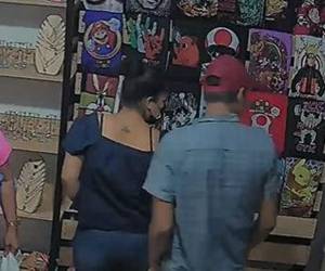 Captan a pareja robando productos en una tienda de Miraflores