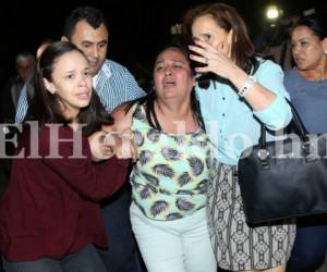 Ana Betty Hernández, la madre de Kevin Solórzano se desmoronó y en medio de sollozos abandonó abrupamente la Corte Suprema de Justicia. Foto Jimmy Argueta/EL HERALDO.