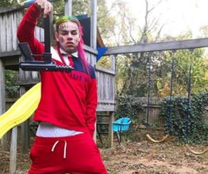 6ix9ine publicó varias fotos posando con armas en sus redes sociales. Foto: Instagram