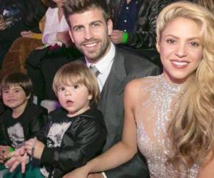 Shakira y Piqué junto a sus dos pequeños Sasha y Milán (Foto: Agencias)
