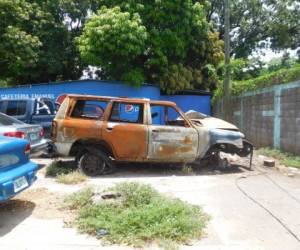 En el parqueo se observa una de las ambulancias quemadas.