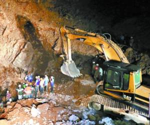 Al estimar que se está cerca del punto donde están los mineros, se ha decidido abrir los túneles de manera manual.