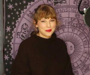 Taylor Swift aceptando el galardón al artista del año durante la ceremonia de los premios American Music en el teatro Microsoft en Los Ángeles. Foto: AP.