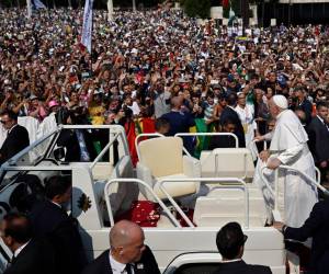 El Papa Francisco se sube al papamóvil antes de partir del Santuario de Nuestra Señora de Fátima, en Fátima, el 5 de agosto de 2023.