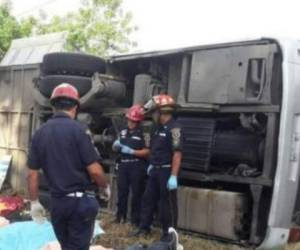 Así quedó el autobús en el que se transportaban 34 inmigrantes.