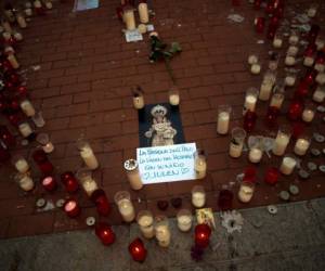 Velas encendidas en honor al pequeño Julen. Foto AFP