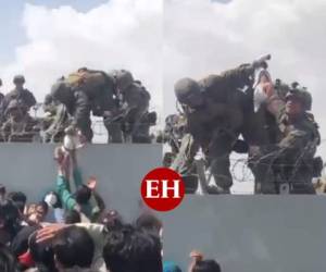 Momento en que un padre entrega a su hijo a los militares para que lo salven. Foto: Captura de video.