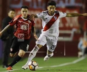 Milton Casco, de River Plate, jugó un globo con Fabricio Bustos, del Independiente, en la ronda final de la Copa Libertadores en Buenos Aires, Argentina. Foto:AP