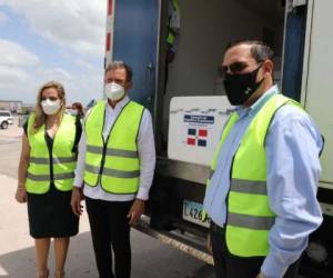 El canciller Lisandro Rosales asistió a Santo Domingo para recibir las vacunas donadas por República Dominicana. Foto: @lisandrorosales en Twitter