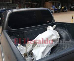 El cadáver al momento de su ingreso a la morgue capitalina. Foto: Estalin Irías/ EL HERALDO.