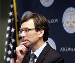 El fiscal estatal de Washington Bob Ferguson durante una conferencia de prensa sobre la demanda que interpuso contra el gobierno del presidente Donald Trump, el martes 17 de diciembre de 2019, en Seattle.