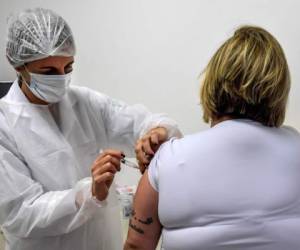 La OMS ha contabilizado 139 proyectos de vacunas candidatas, aún en fase de desarrollo preclínico. Foto AFP