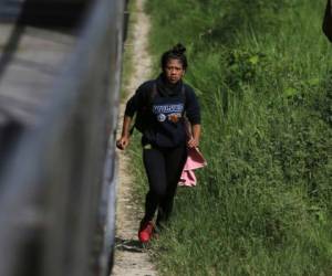 En esta fotografía del 25 de junio de 2019, la hondureña Saily Yasmín Andino, de 19 años, corre para subirse a un tren carguero, cerca de Salto de Agua, estado de Chiapas, en México. Foto:AP /Marco Ugarte