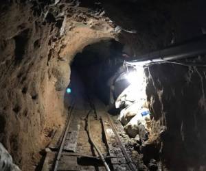 la Fuerza de Tareas de Túneles de San Diego muestra el sistema de rieles en un túnel transfronterizo de Tijuana, México. Foto: Agencia AP.