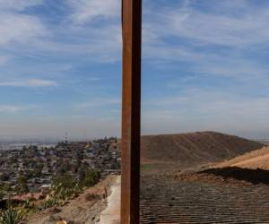 Esta foto del 22 de diciembre del 2018 muestra Tijuana, México; a la izquierda, y San Diego, California; a la derecha, separados por la cerca fronteriza.