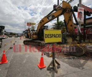 A pesar de que los trabajos se hacen sobre la acera, un tramo del carril estará cerrado por las operaciones que realiza la maquinaria. Foto: David Romero/ EL HERALDO