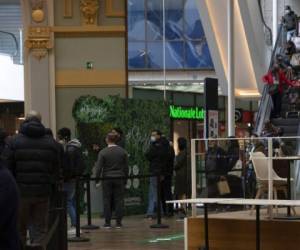 Gente hace fila en un centro comercial en Amberes, Bélgica, donde nuevos brotes han surgido. Foto: AP.