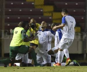 Eddie Hernández celebra con sus compañeros el gol de penal que le anotó a Panamá en la Copa Centroamericana. Foto: Agencia AFP / El Heraldo.