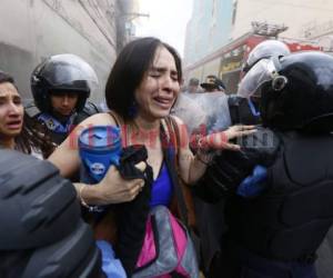 Esta joven rompió en llanto tras ser rescatada del inmueble de la comuna capitalina. Foto Marvin Salgado| EL HERALDO