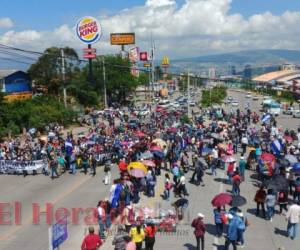 Los marcha inició frente a la UNAH. Foto: Alejandro Amador / EL HERALDO.