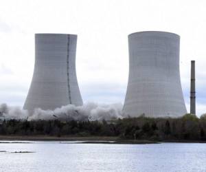 Dos torres de enfriamiento de la estación Brayton Point colapsan tras la detonación de unos explosivos en Somerset, Massachusetts, el sábado 27 de abril de 2019.