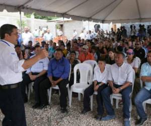 El presidente de la República, Juan Orlando Hernández, junto a vecinos al inaugurar el parque de Los Pinos.