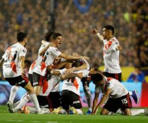 Los jugadores de River Plate festejan el haber avanzado a la final de la Copa Libertadores, pese a caer 1-0 ante Boca Juniors en el partido de vuelta. Foto: AP /Natacha Pisarenko