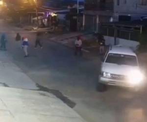 Captura de pantalla del video que captó el momento en que los sicarios llegaron a la vivienda donde estaba el hondureño.