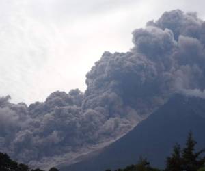 El volcán de Fuego hizo erupción dos veces el domingo en Guatemala. (AFP)