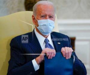 El presidente estadounidense Joe Biden durante una reunión con legisladores demócratas, el 3 de febrero de 2021. Foto: Agencia AP