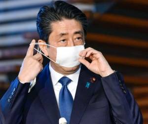 El primer ministro de Japón, Shinzo Abe, se quita la mascarilla para hablar con la prensa en su residencia oficial, el lunes 6 de abril de 2020 en Tokio.